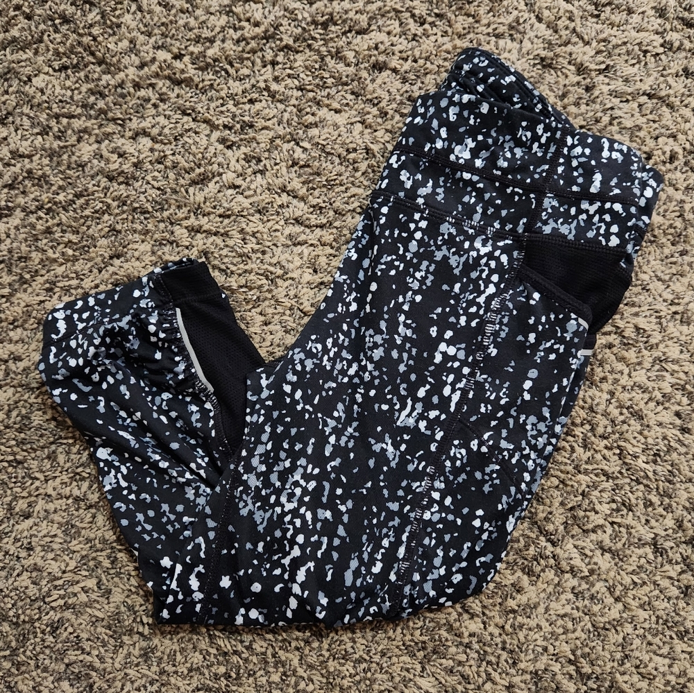 Athleta Printed Crop Leggings with Pockets  & Mesh - Picture 2 of 4